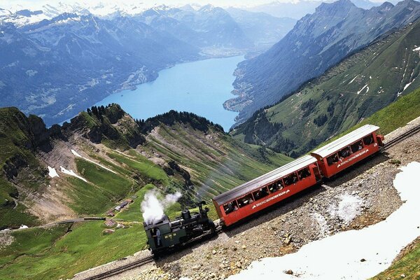 Descente de la locomotive des montagnes sur fond de lac