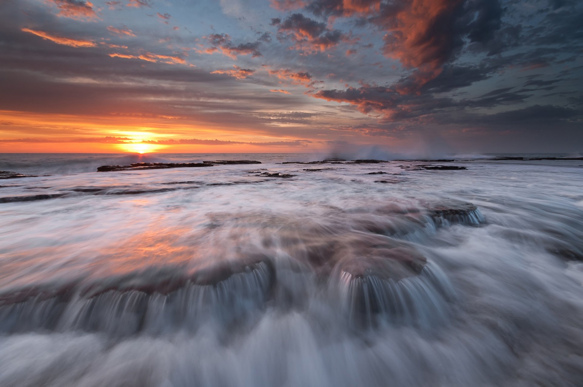 mer océan ruisseaux pierres eau ciel nuages soleil rayons