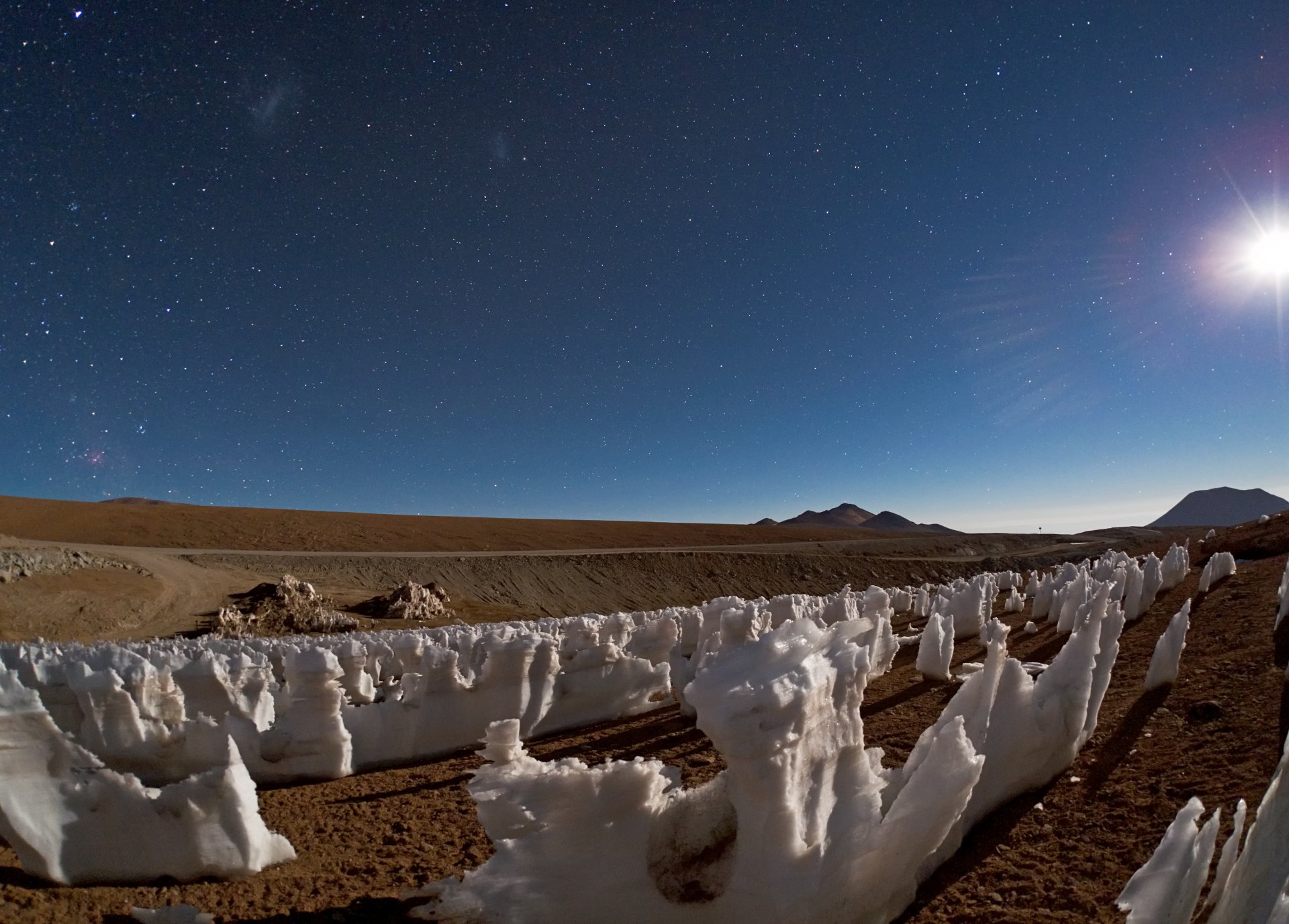 chahnantor plateau penitents lune étoiles nuages de magellan