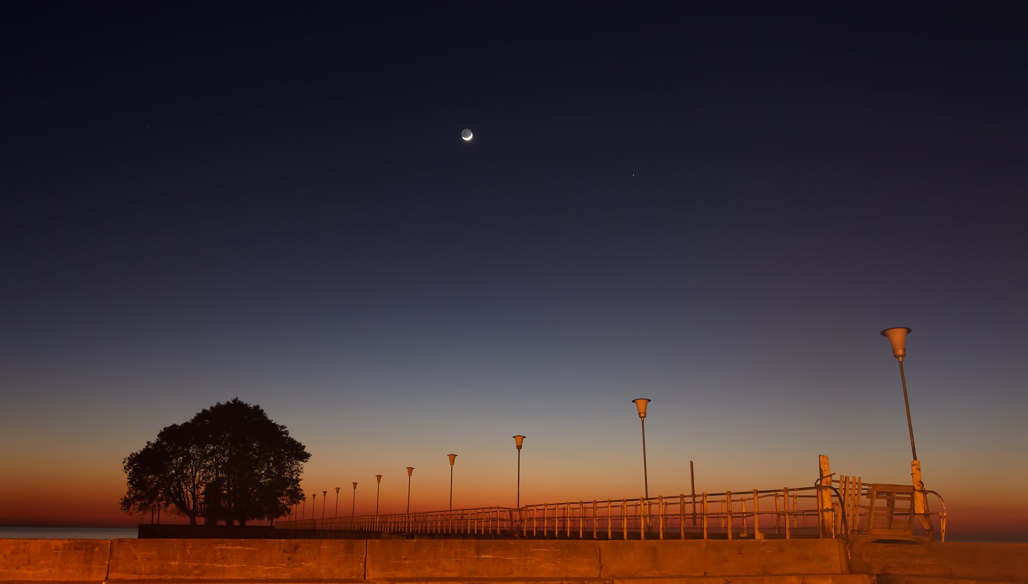 luna mercurio crepuscolo lungomare molo lanterne argentina buenos aires