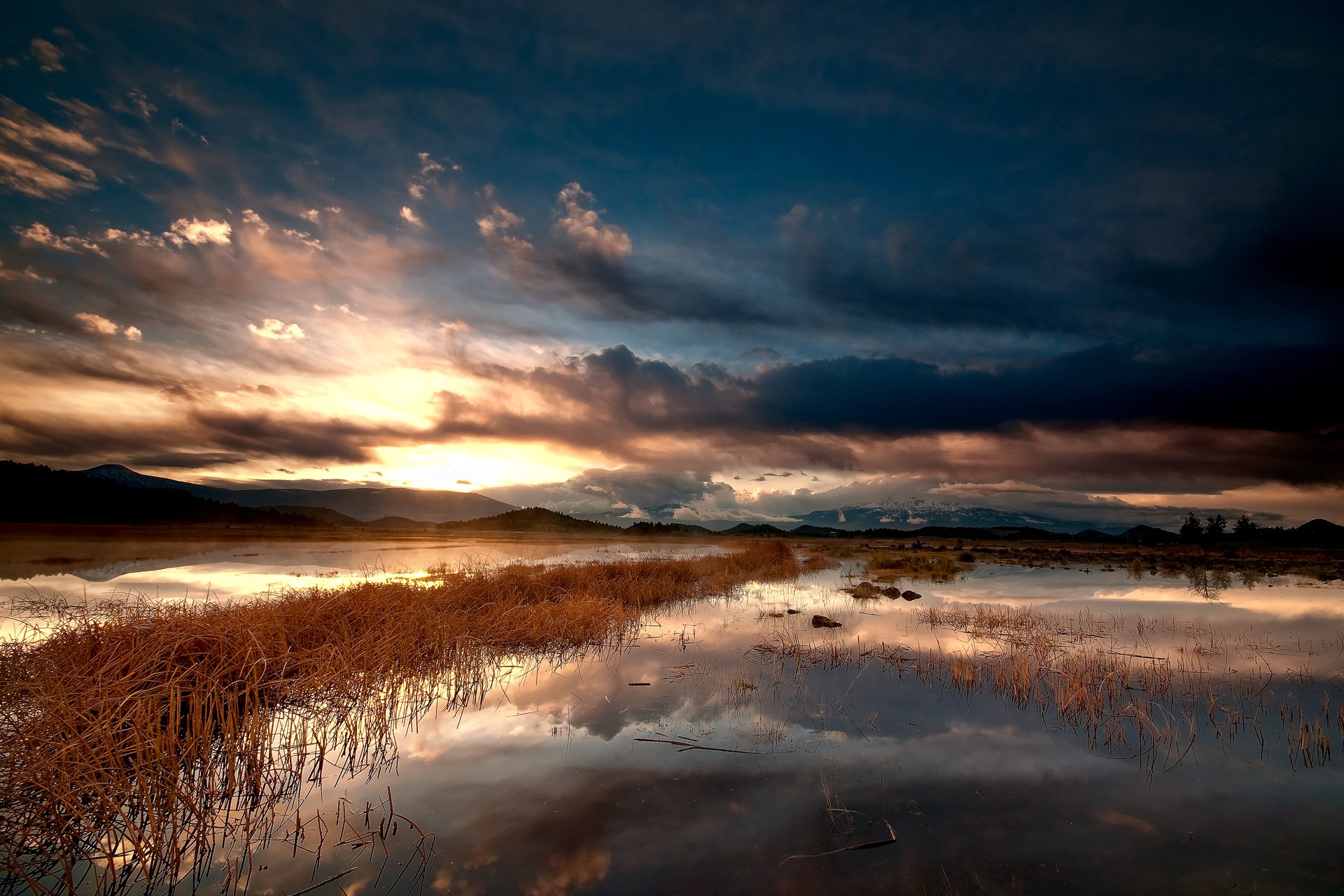 lago montañas cielo nubes