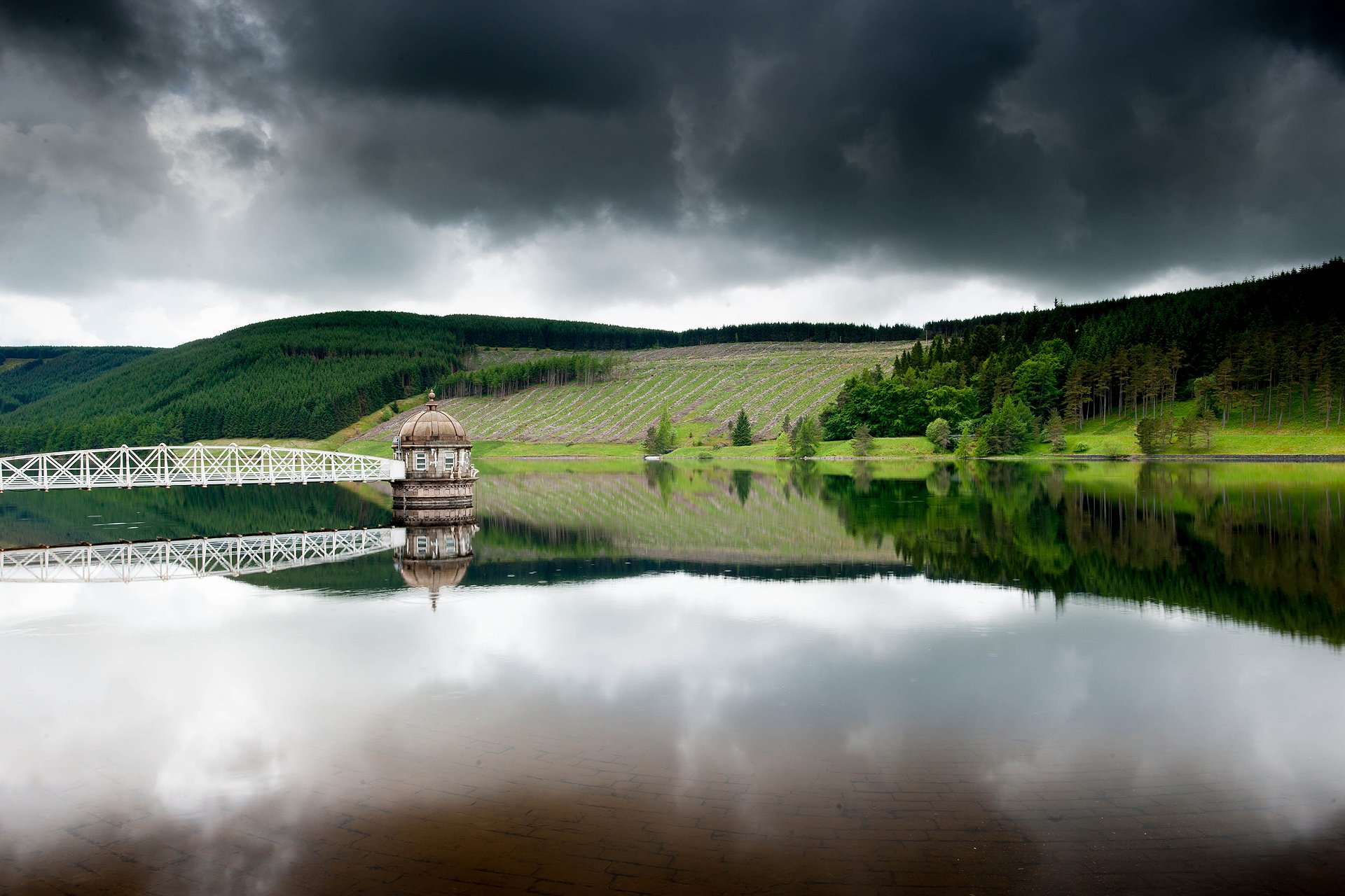 himmel wald see brücke haus reflexionen grauer tag