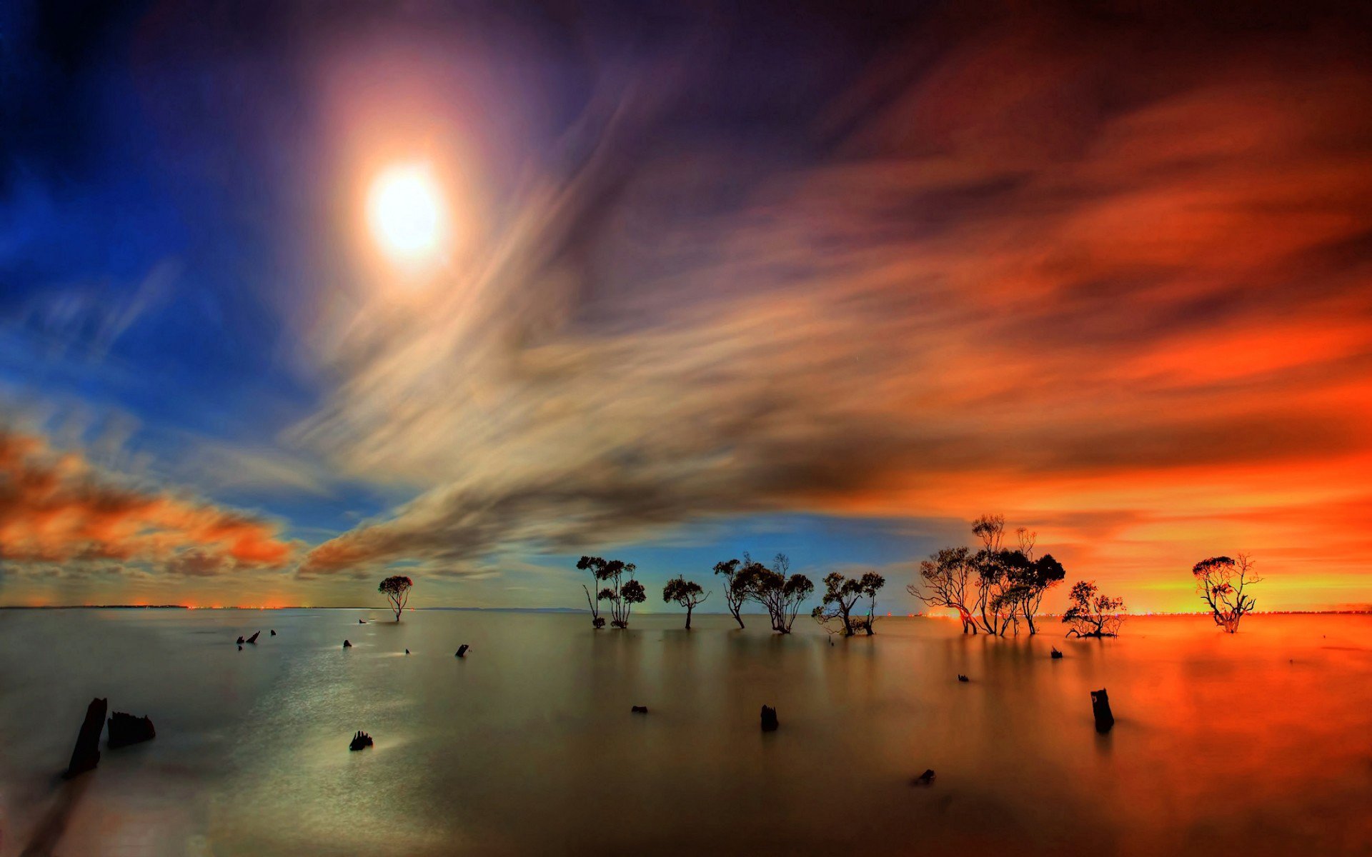 wasser oberfläche ferne oberfläche bäume reflexion horizont himmel wolken sonne strahlen licht