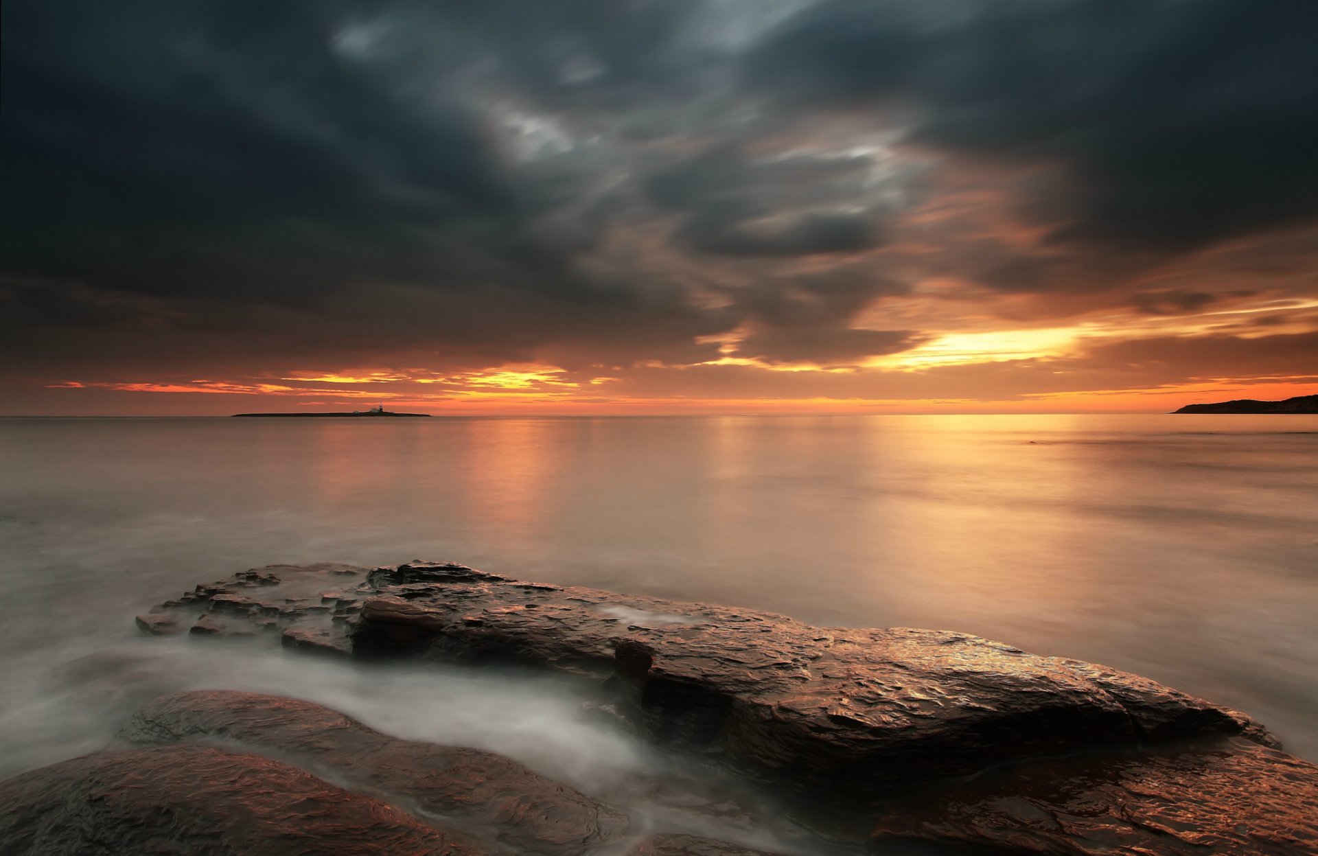 reino unido inglaterra mar calma costa piedras tarde naranja puesta de sol cielo nubes