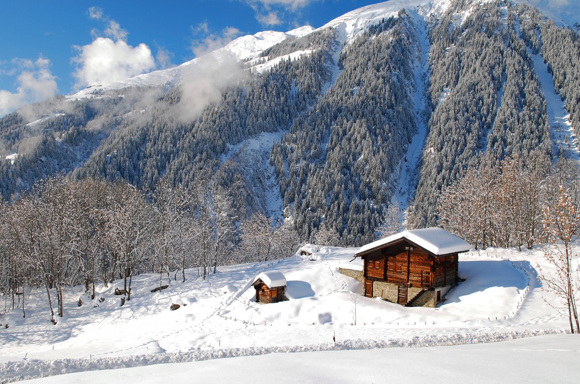 natur landschaft wald winter häuser berge bäume schnee himmel wolken