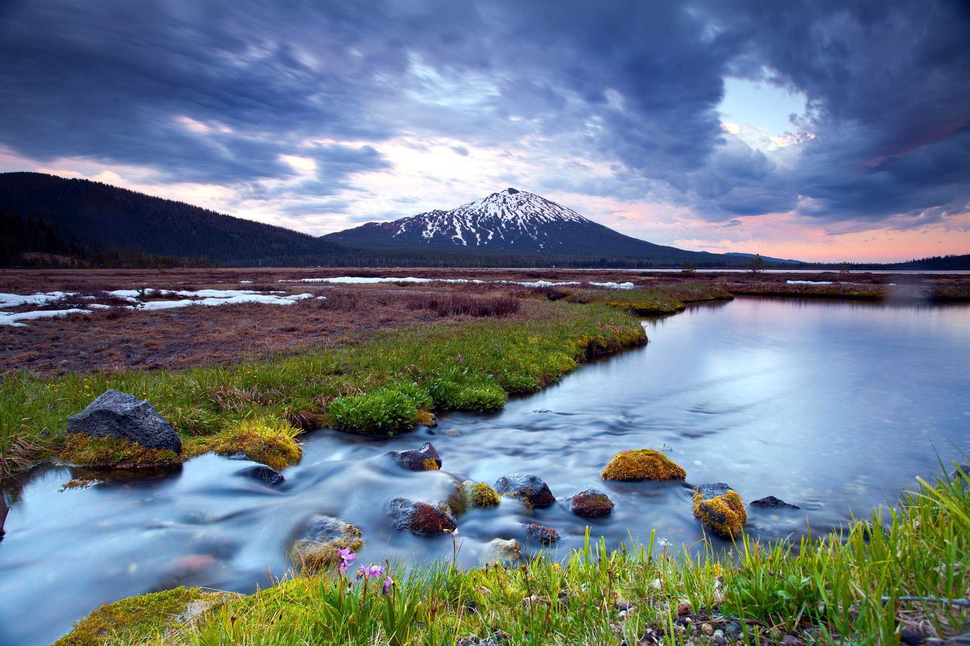 montañas río puesta de sol naturaleza paisaje