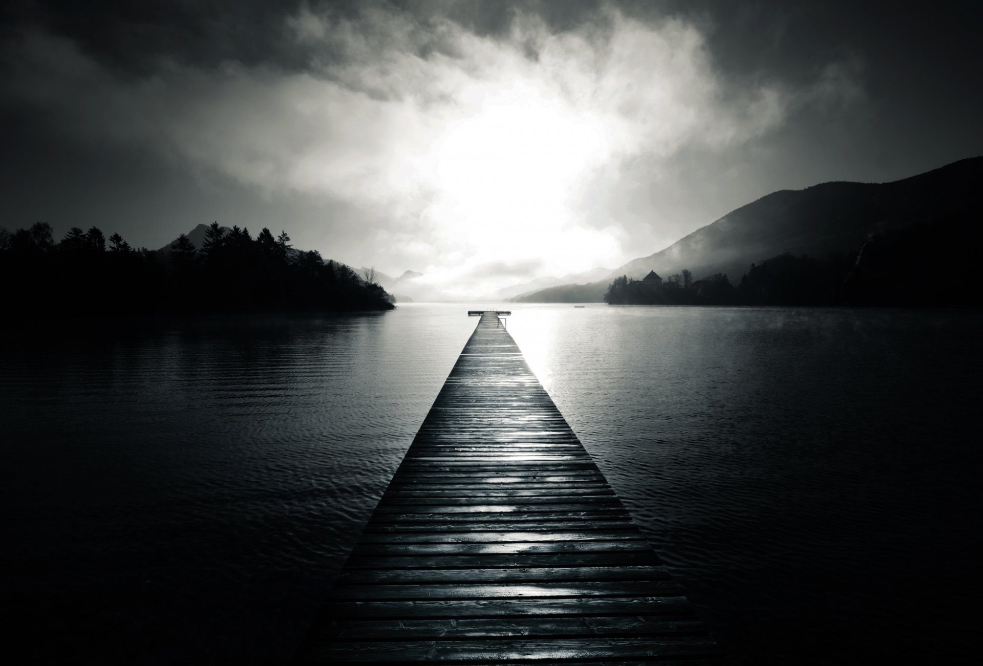 muelle muelle muelle lago agua niebla blanco y negro colinas árboles tablas