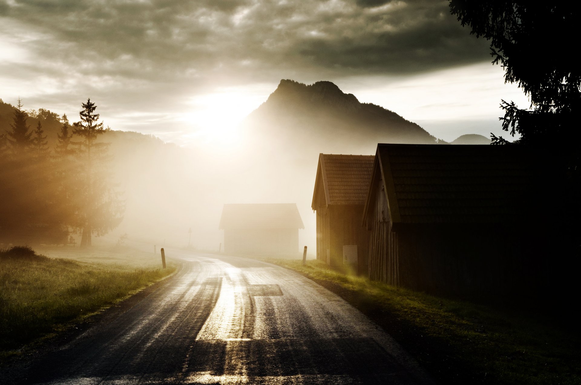 straße zuhause licht sonnig sonne dämmerung berge hügel bäume wolken