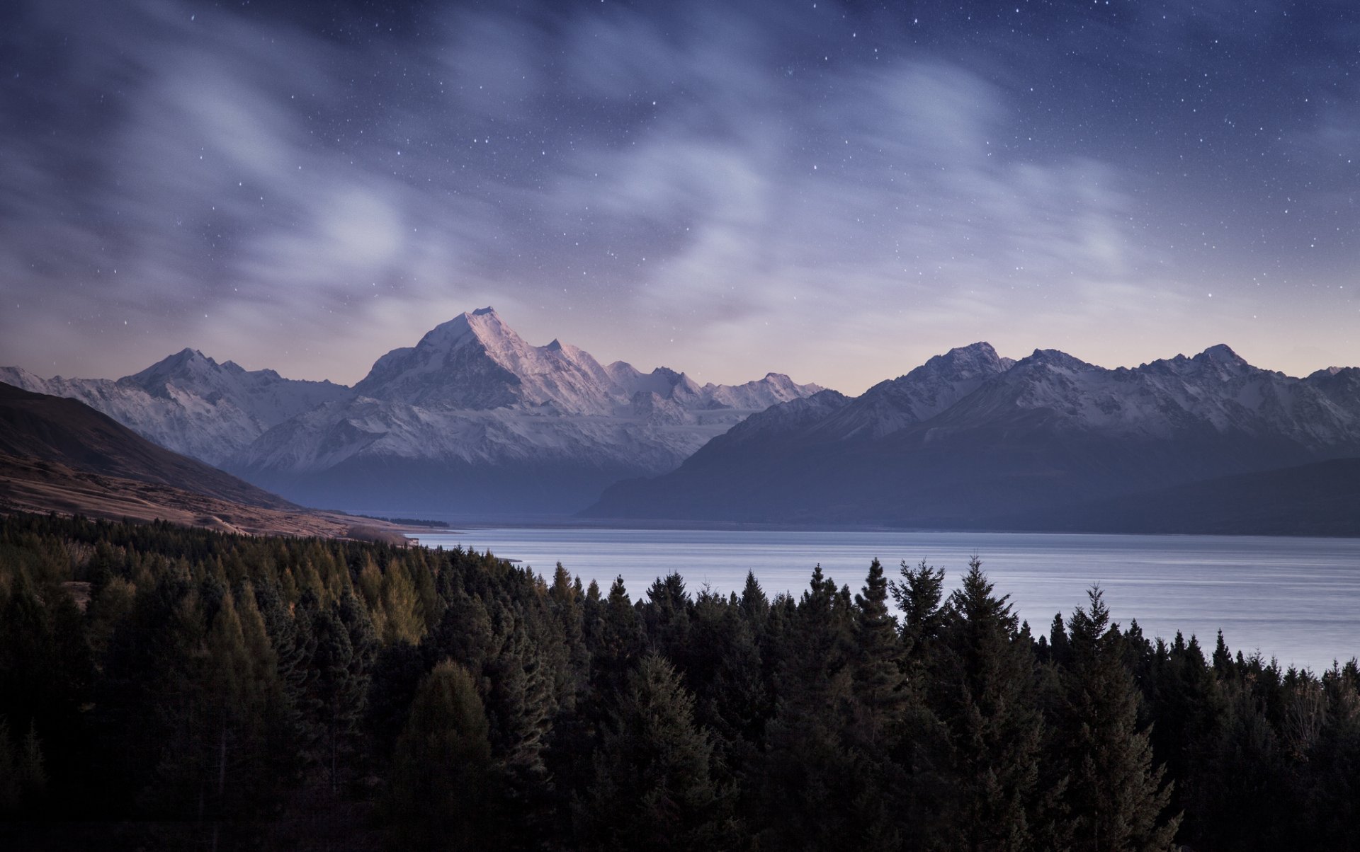 montagnes nuit étoiles forêt