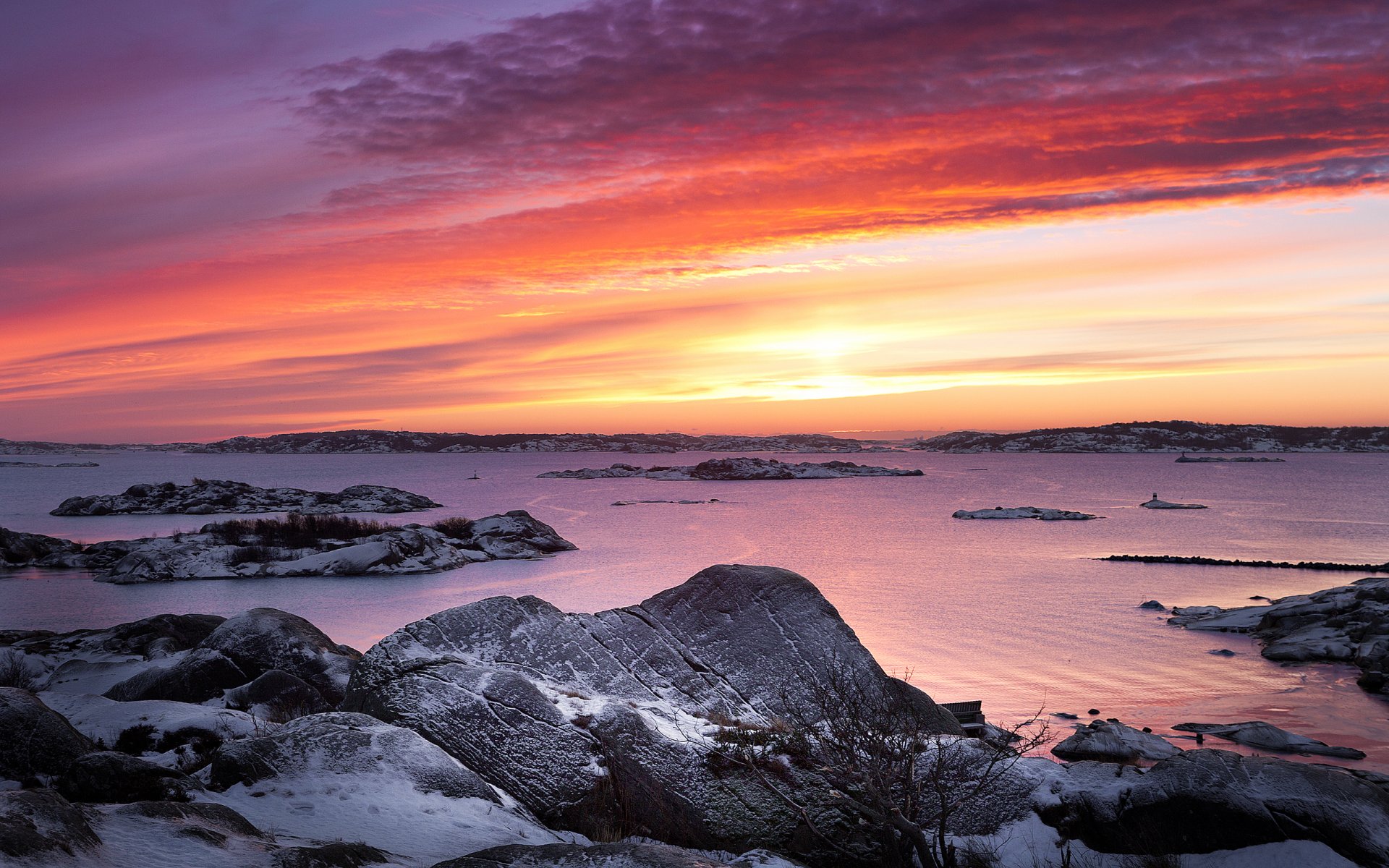 szwecja wieczór zachód słońca niebo chmury kamienie brzeg śnieg morze