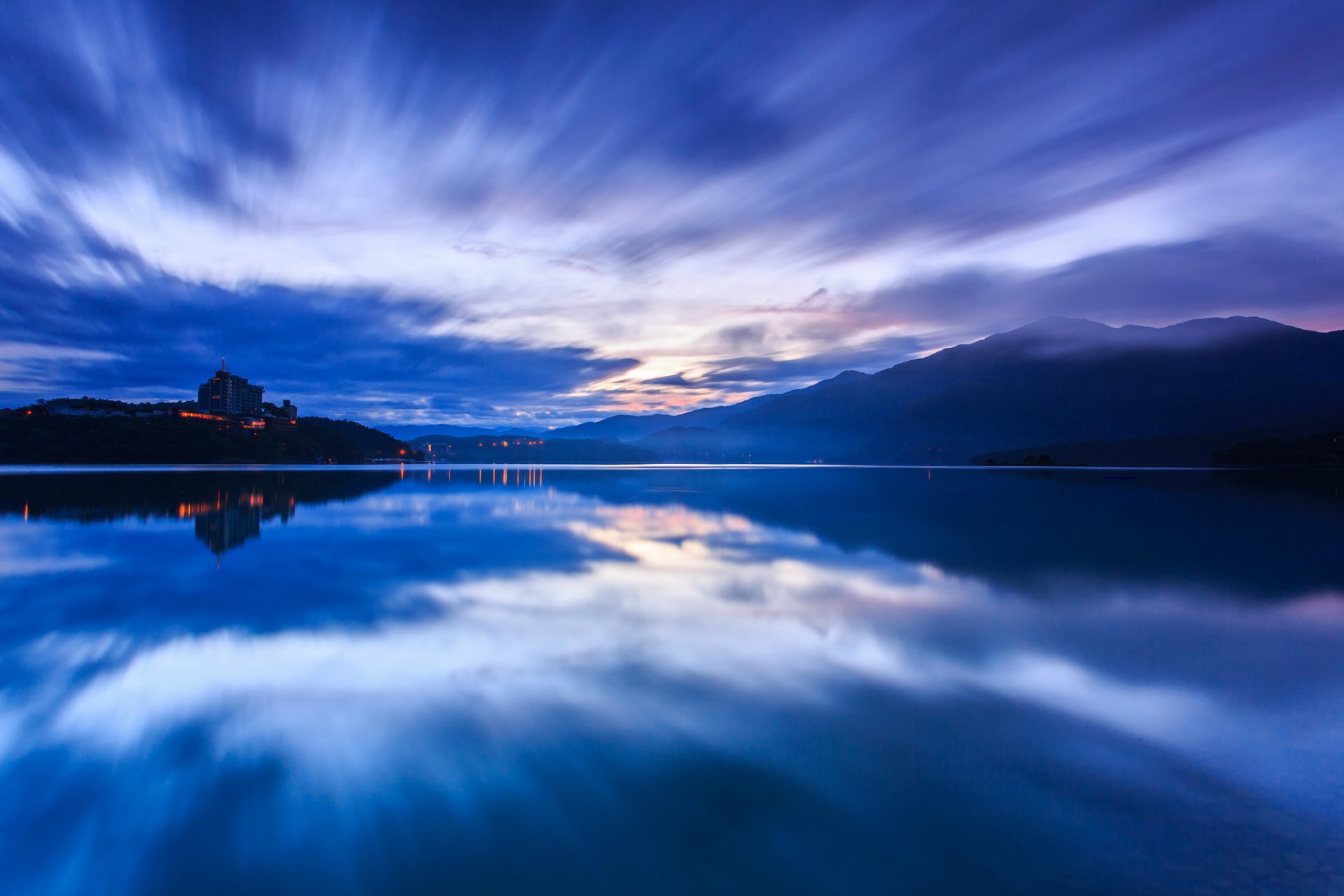 china república popular china taiwán tarde puesta de sol cielo nubes azul montañas neblina lago agua superficie reflexión