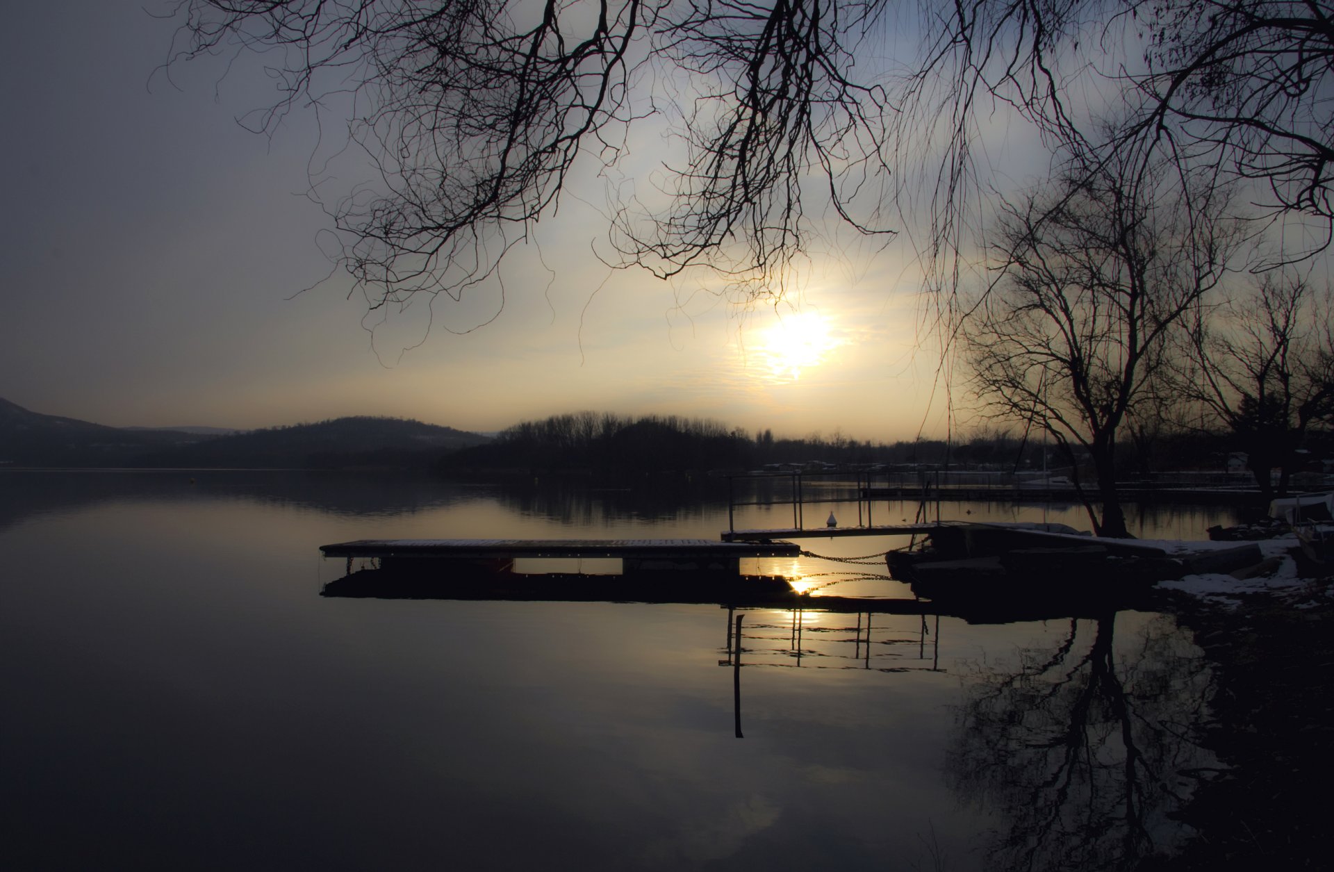 mañana sol amanecer invierno nieve costa árboles lago agua superficie reflexión