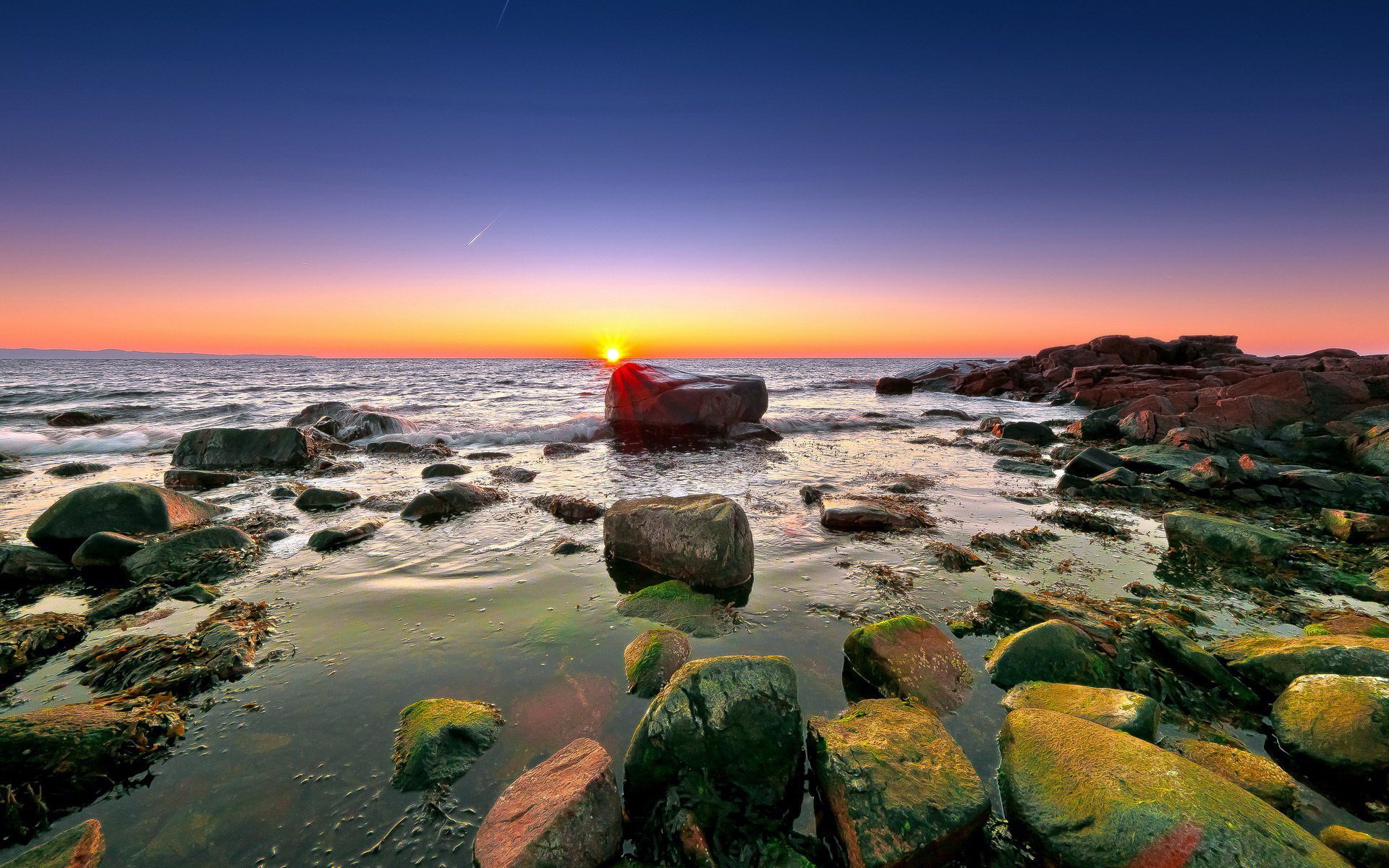 pierres algues mer roches récifs horizon ciel nuages aube soleil rayons lumière