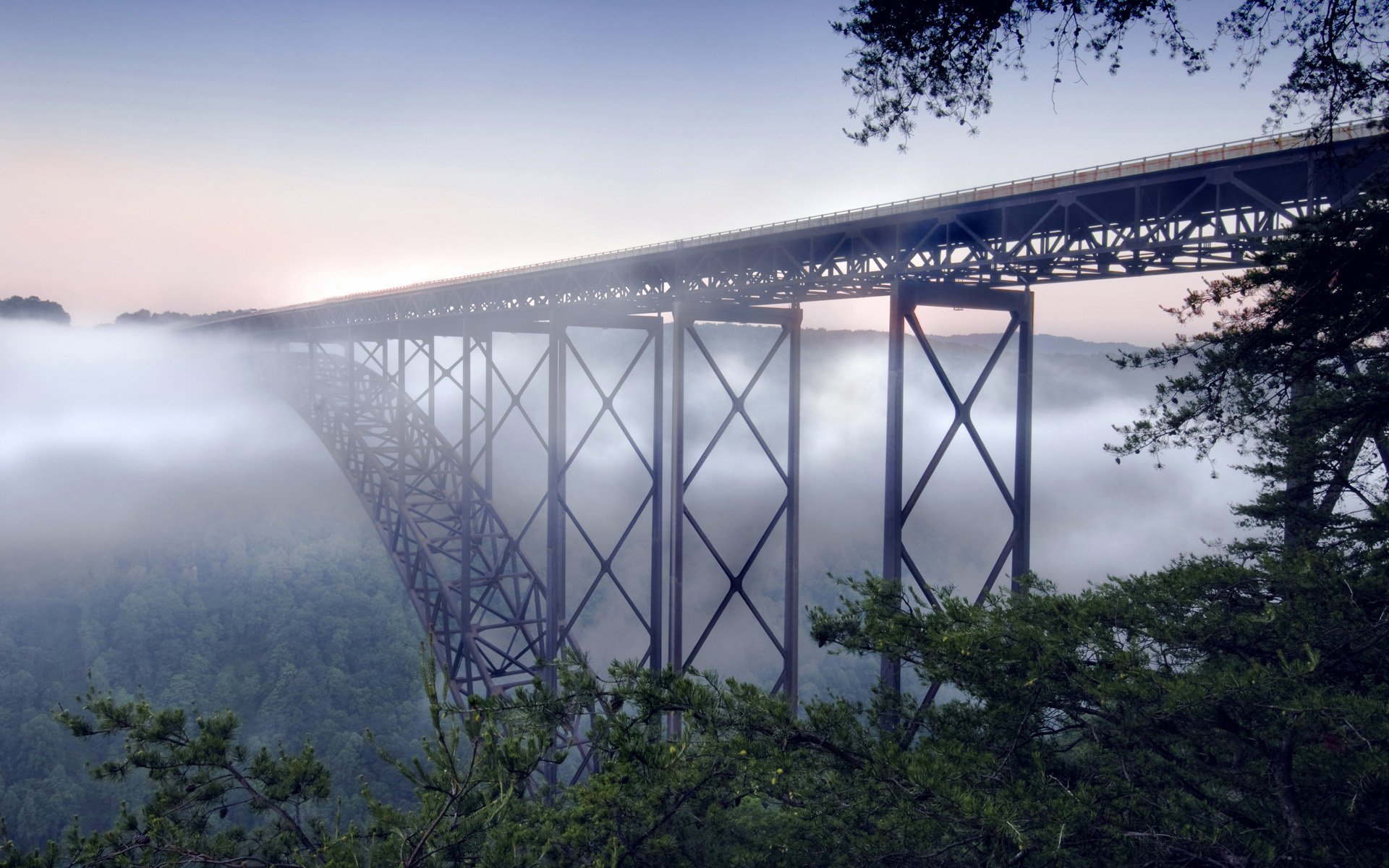 nuovo ponte della gola del fiume paesaggio ponte nebbia