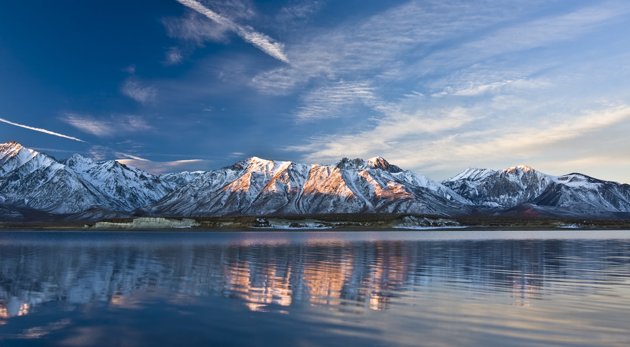 montagnes lac ciel nuages vagues