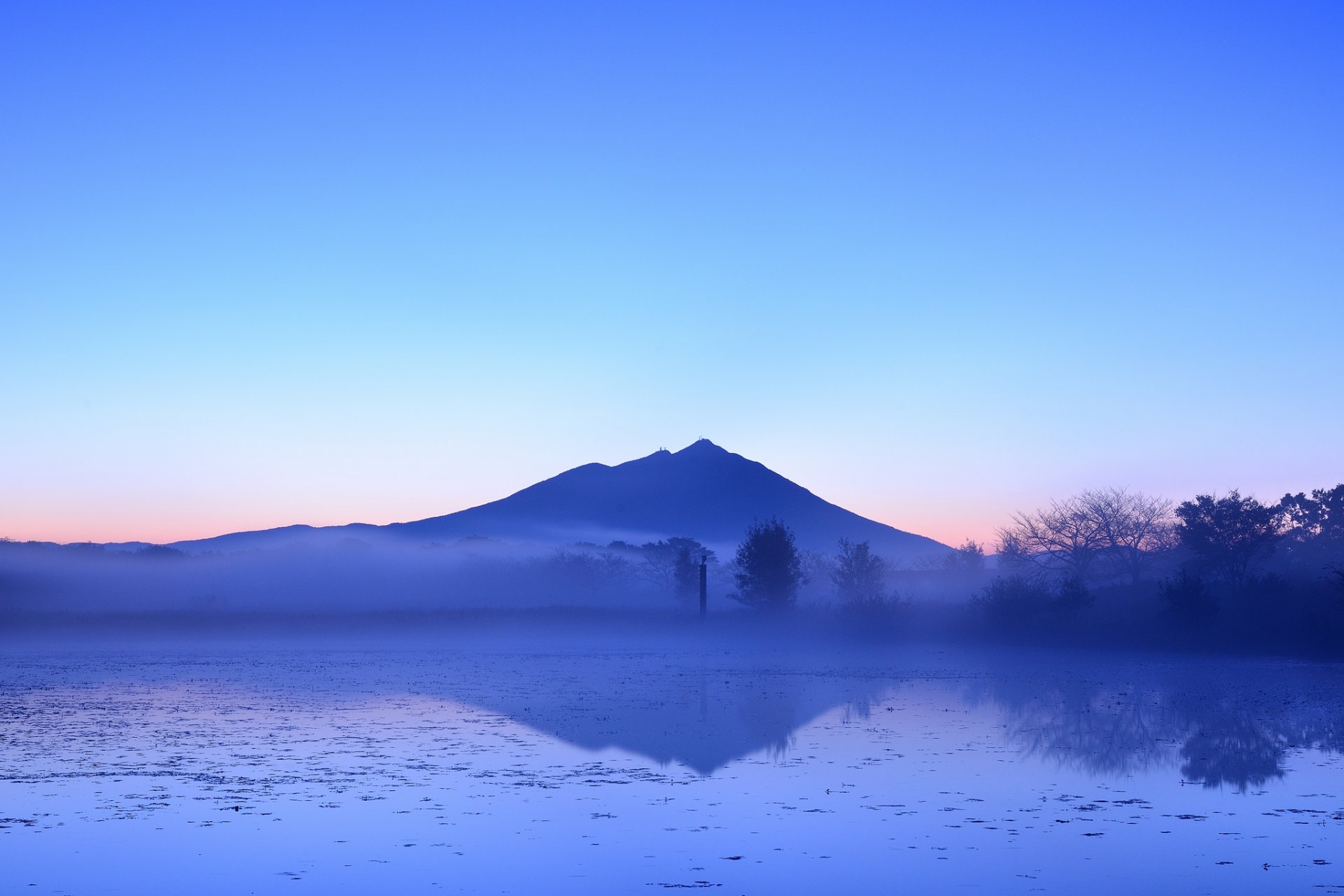 japón tarde montaña árboles neblina niebla lago reflexión cielo azul puesta de sol rosa