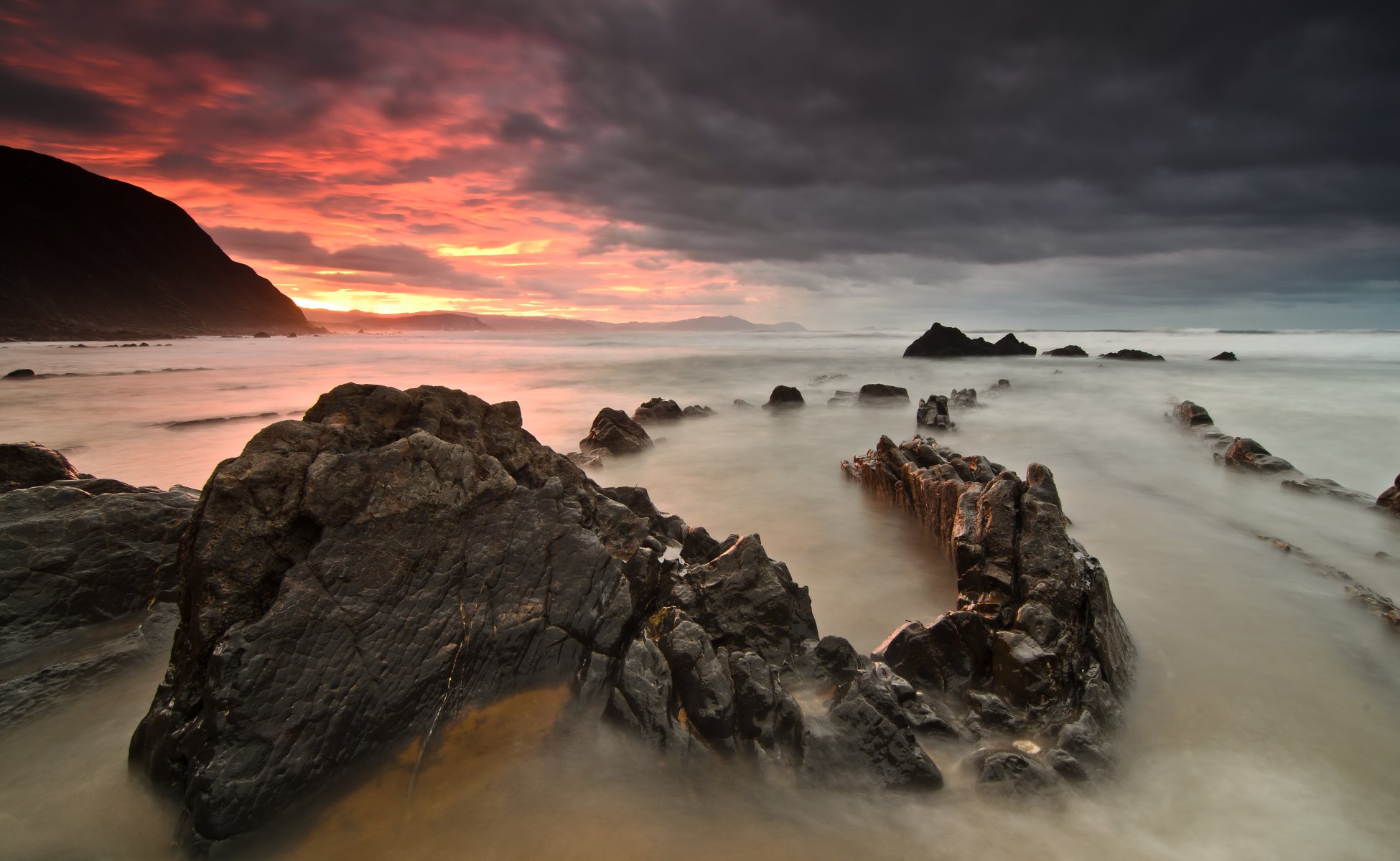 coucher de soleil mer pierres plage