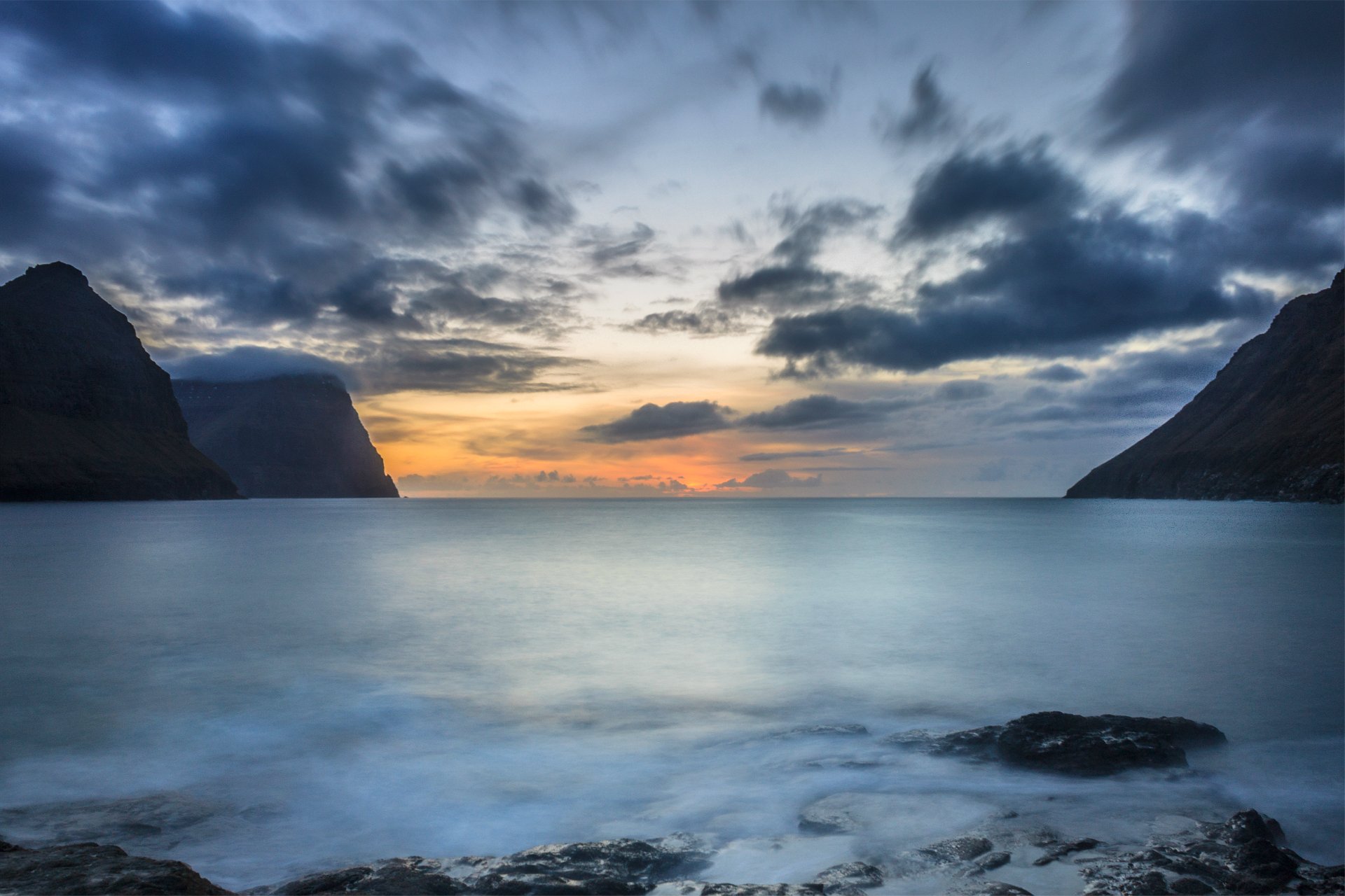 islas feroe océano calma costa piedras montañas tarde puesta de sol cielo nubes