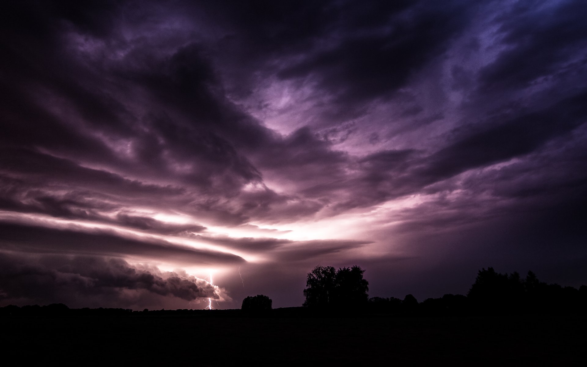 champ soir violet ciel nuages orage foudre