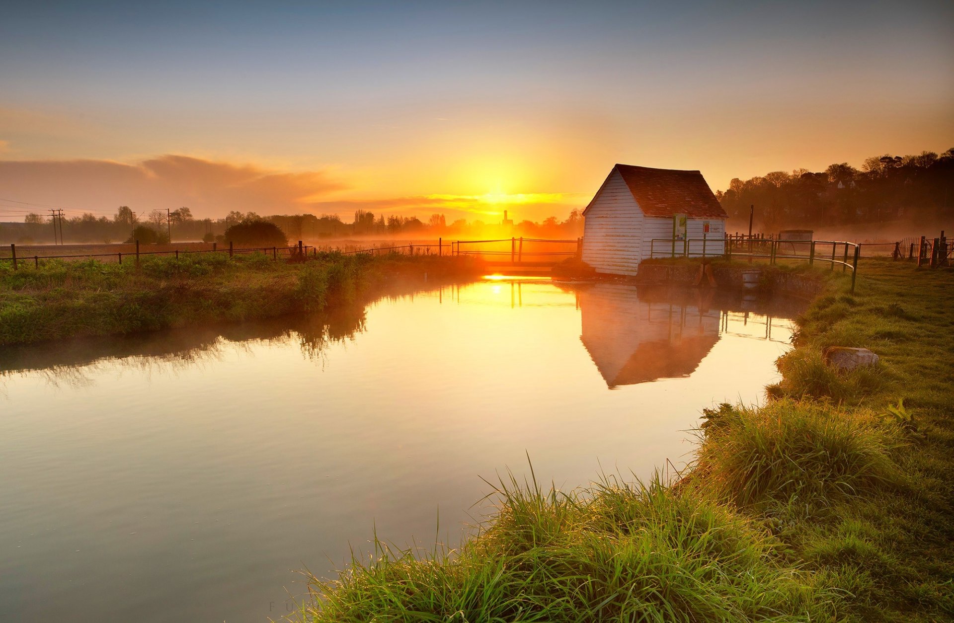 haus see gras sonnenuntergang zaun land abend teich reflexion