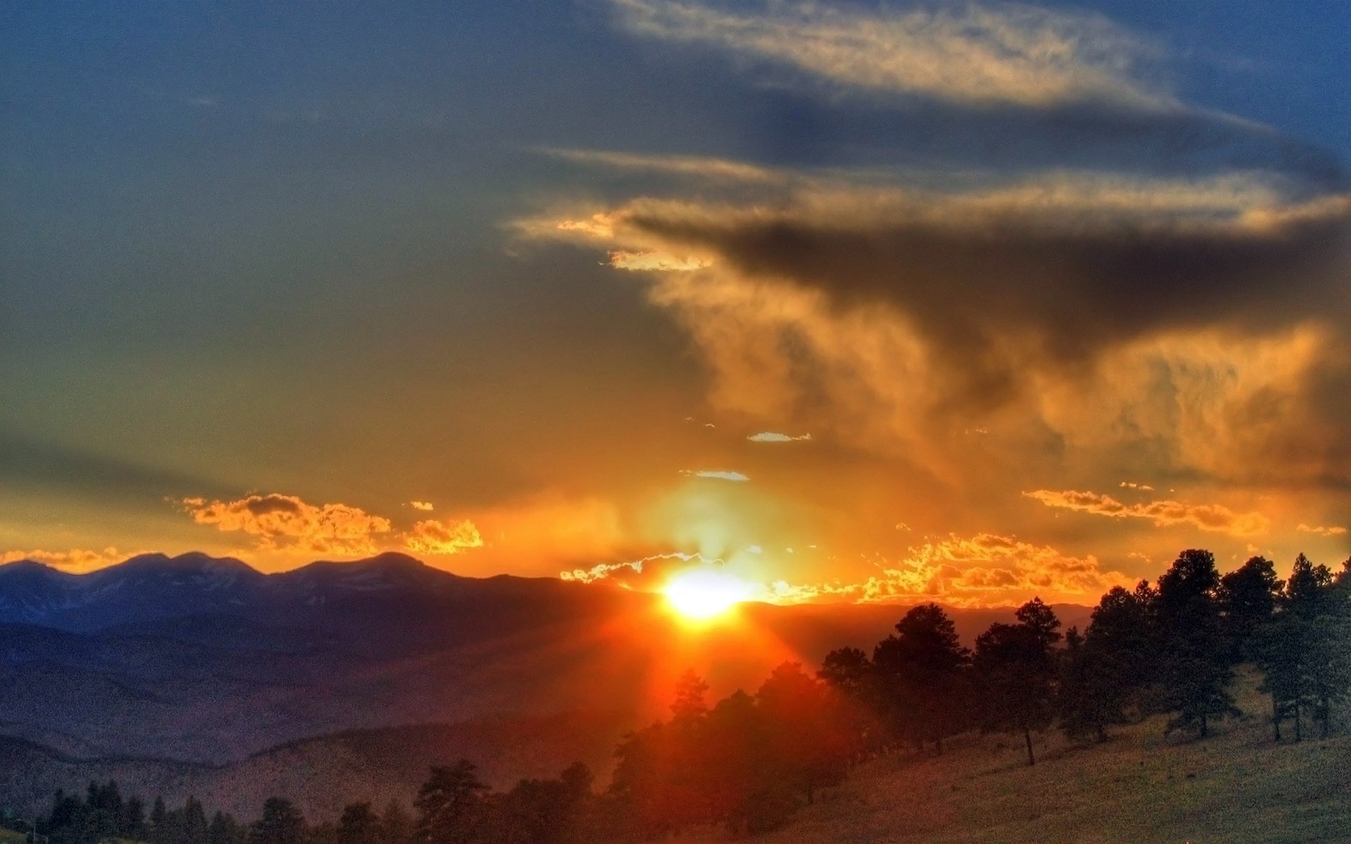 wald bäume hang berge hügel horizont silhouetten himmel wolken sonne licht strahlen sonnenuntergang wolken