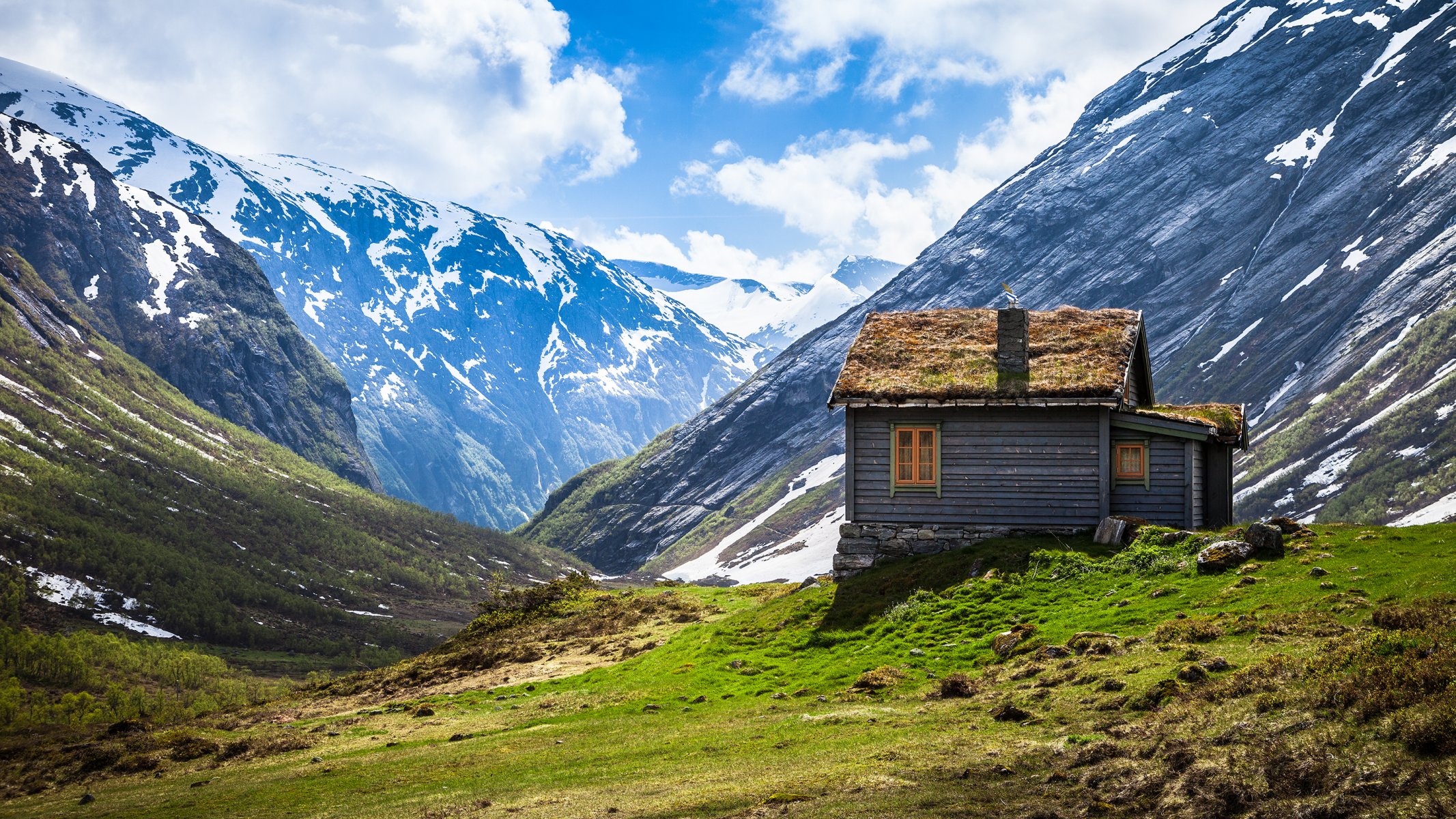 noruega montañas cabaña hierba cielo nubes