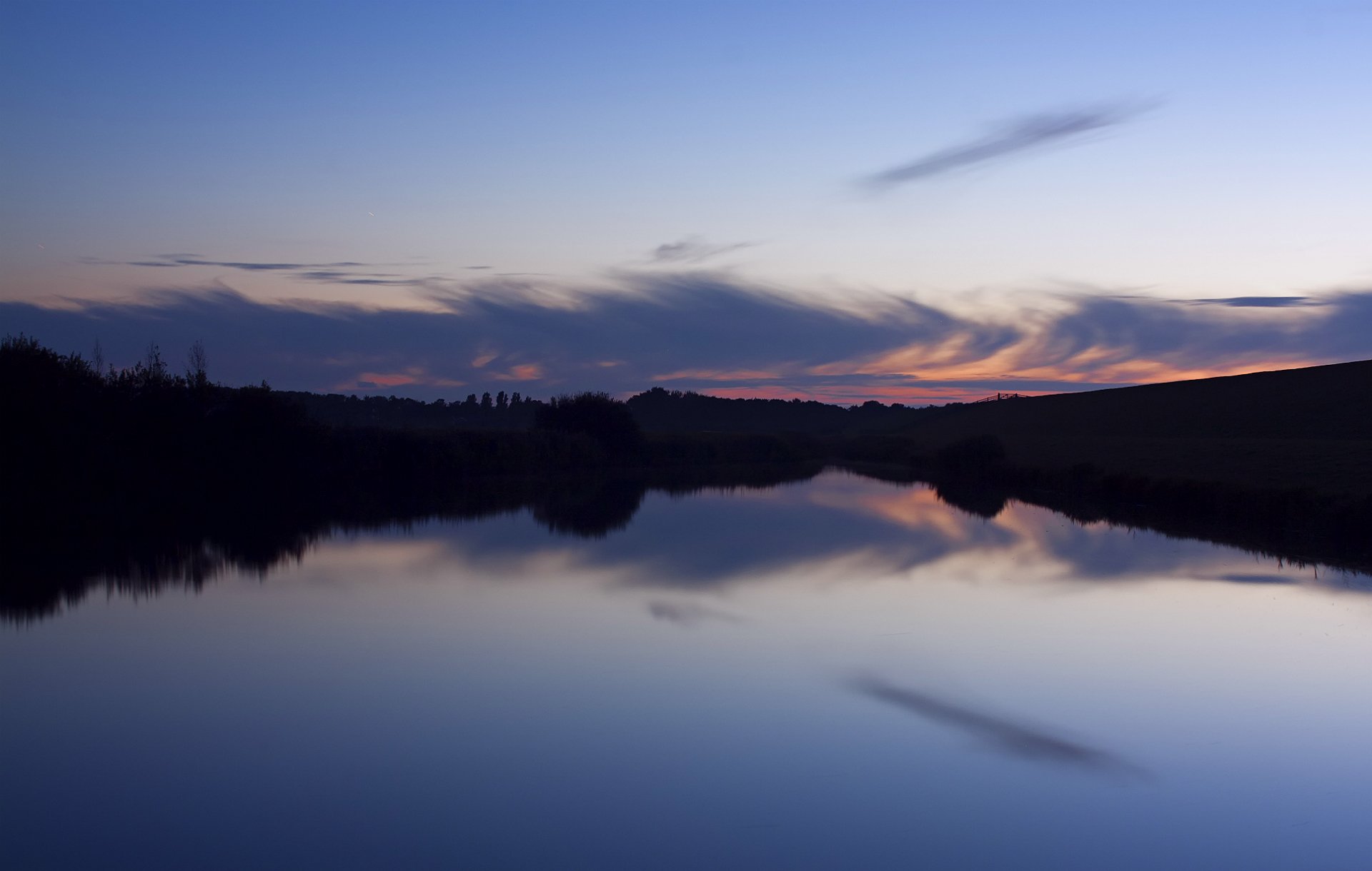 abend sonnenuntergang himmel wolken wald bäume see reflexion