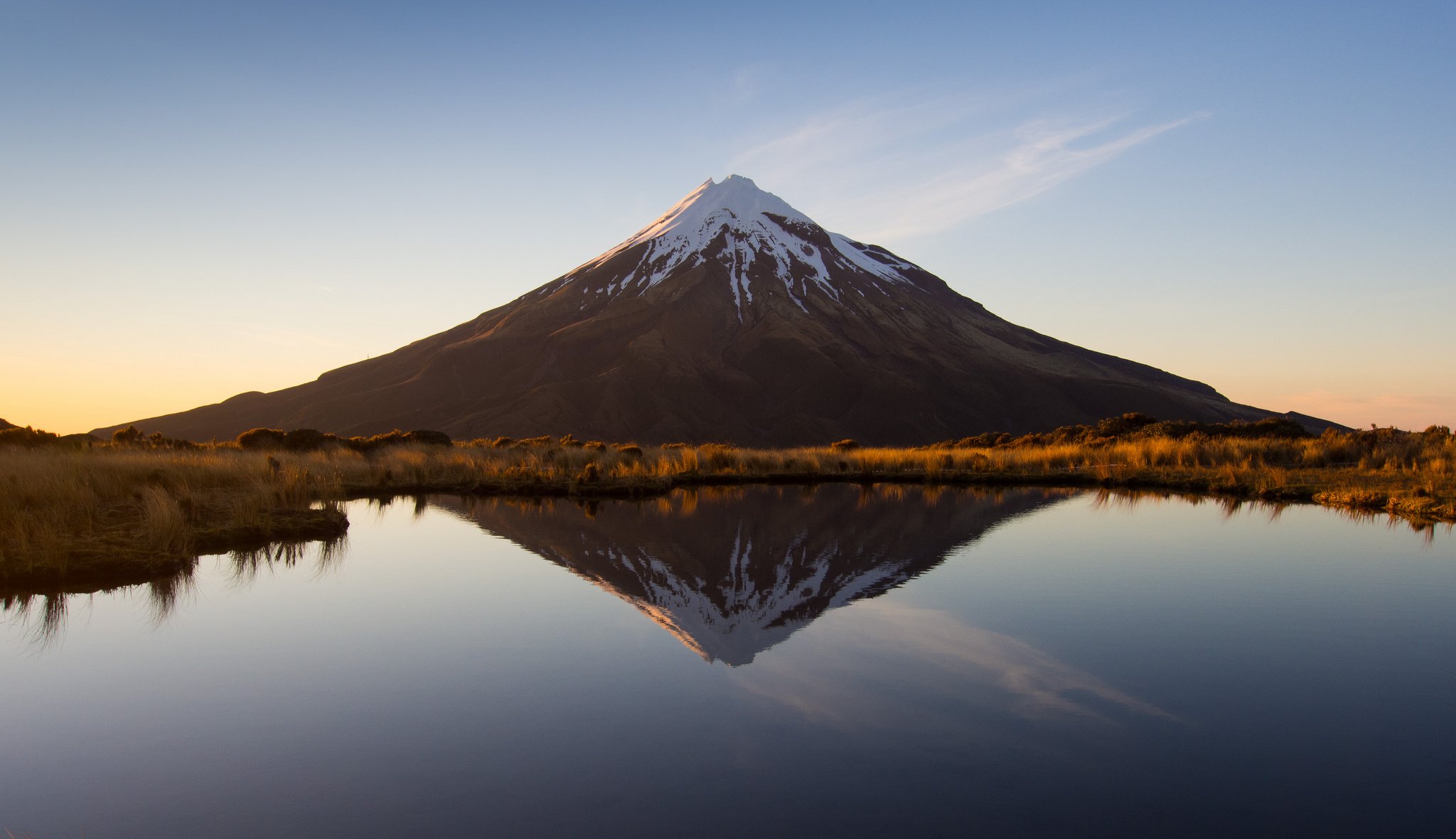 nowa zelandia góra wulkan taranaki jezioro odbicie