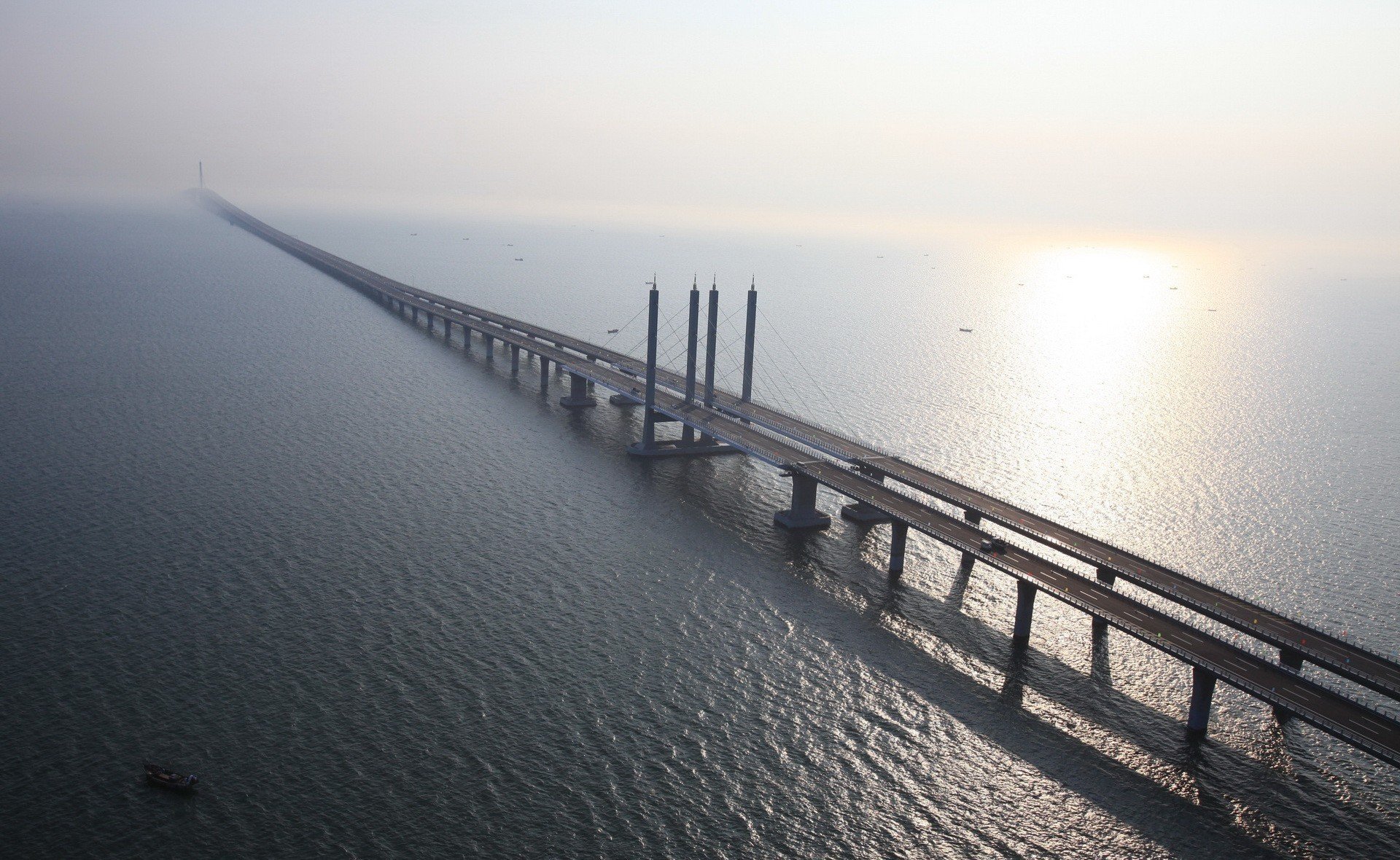 china shandong provinz jiaozhou bucht qingdao stadt jiaojouwan brücke qingdao brücke längste brücke fluss wasser wellen landschaft himmel reflexion sonne