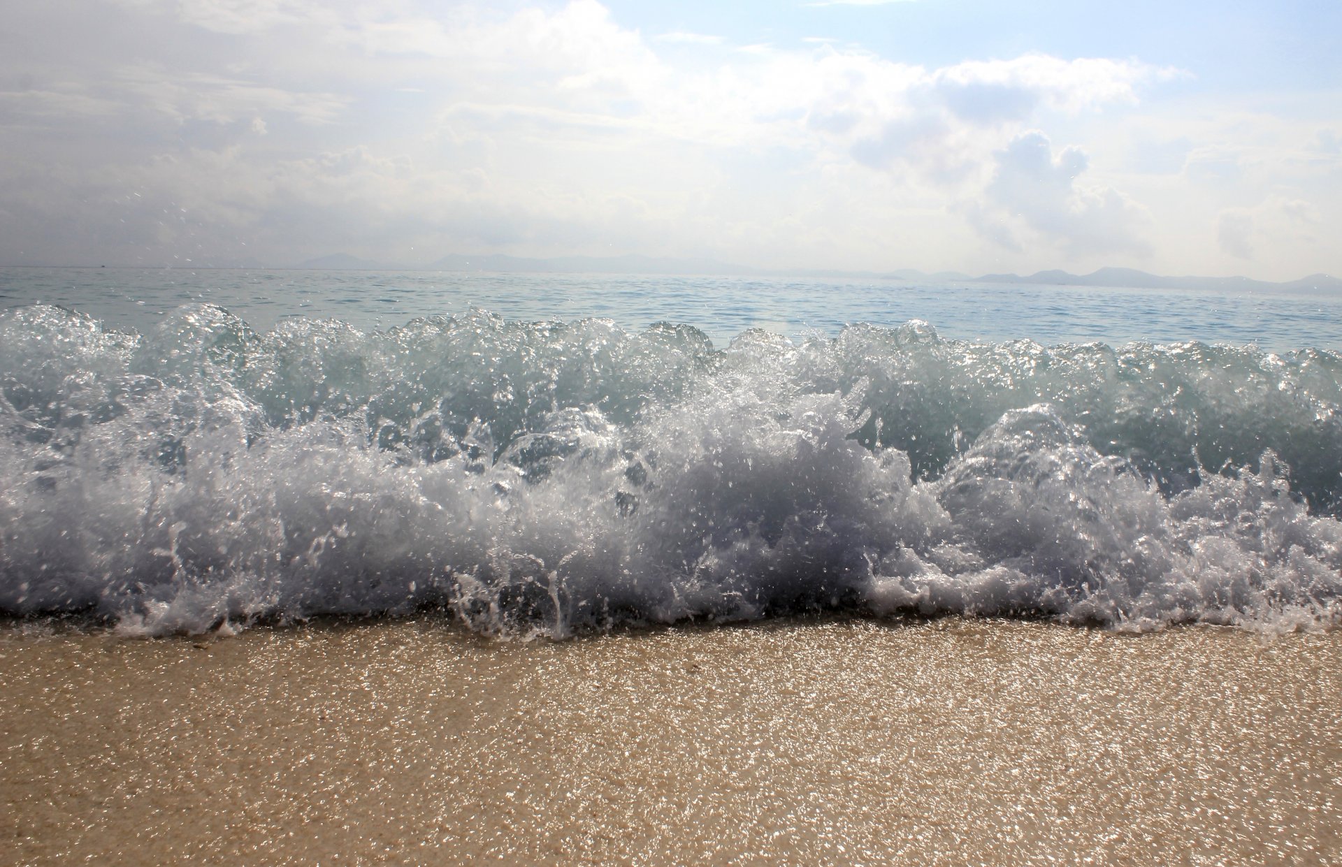 mare schiuma onda cielo nuvole