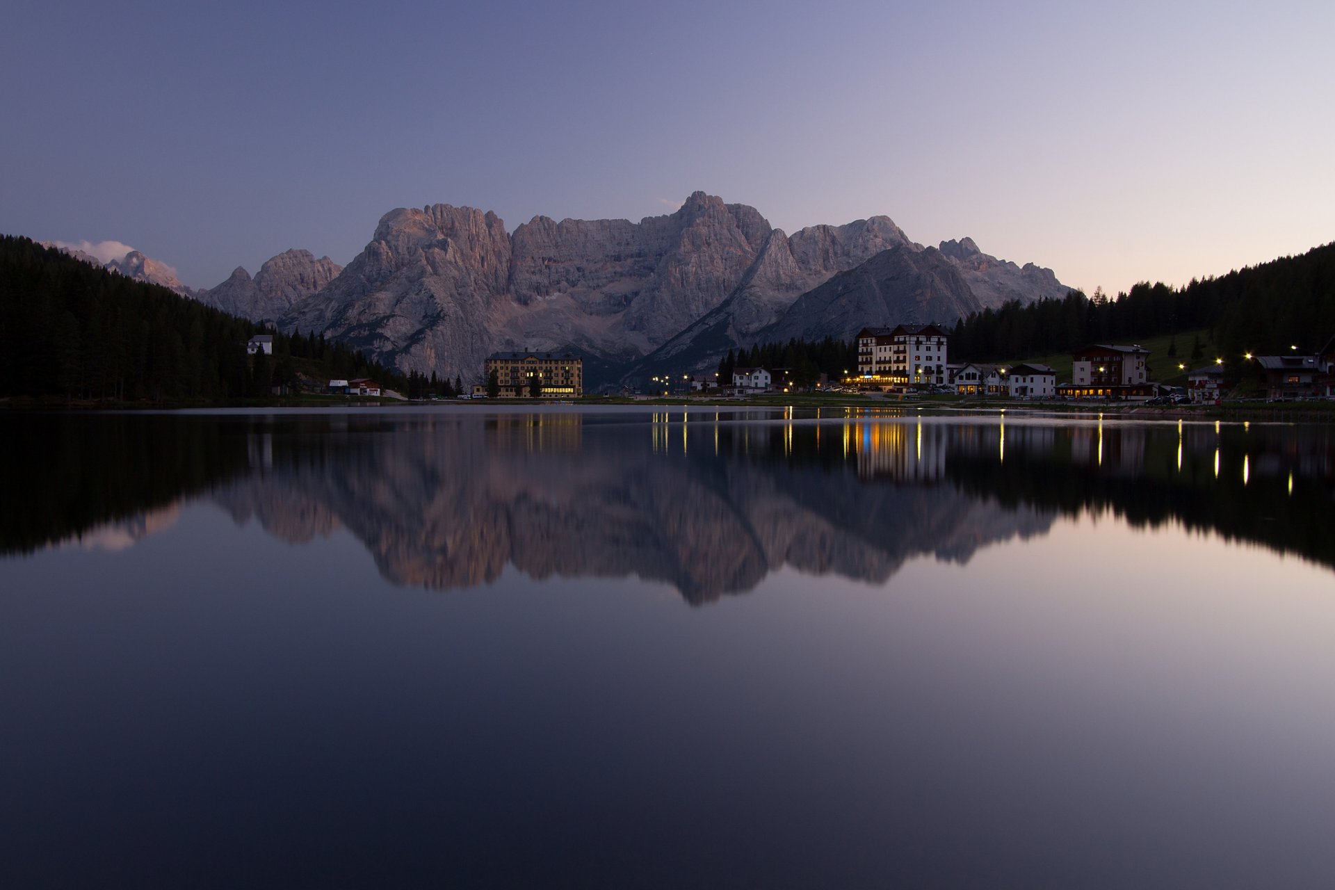 montagne lago cielo sera resort alpi luci