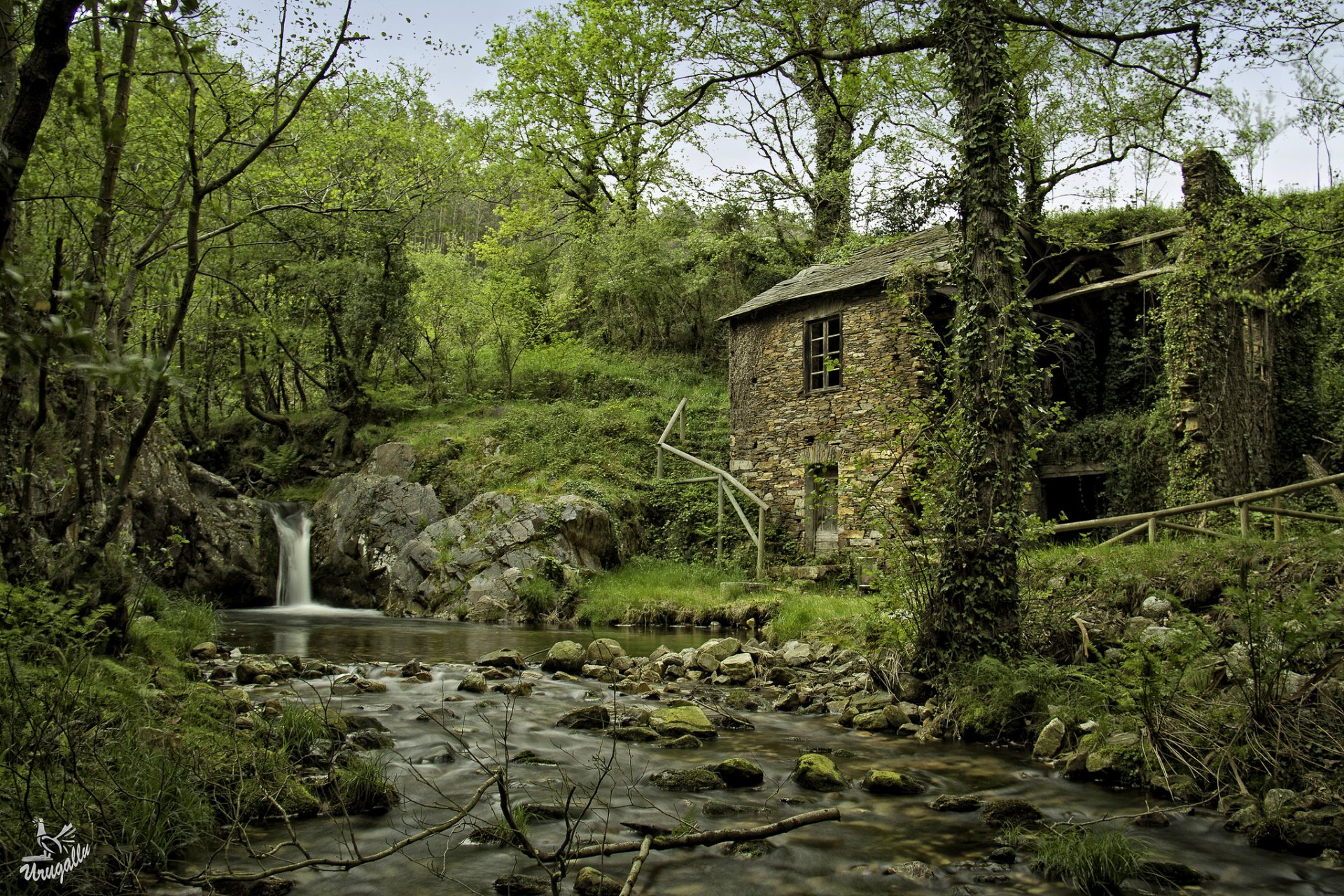 arbon hiszpania rzeka las wodospad dom drzewa kamienie natura