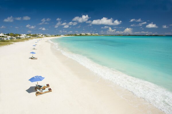 Resort-Strand bei sonnigem Wetter