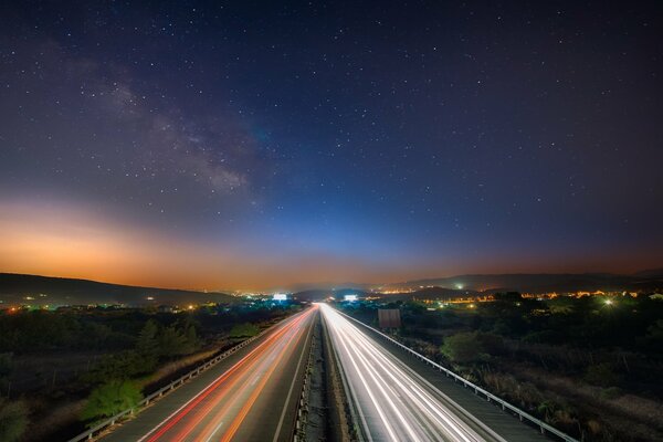 Via Lattea nel cielo sopra una città frenetica