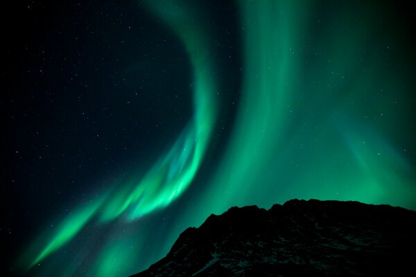 Sobre la montaña hermosa Aurora boreal