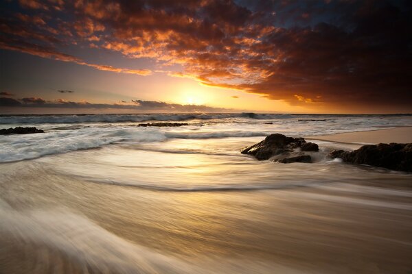 Bellissimo tramonto sul mare