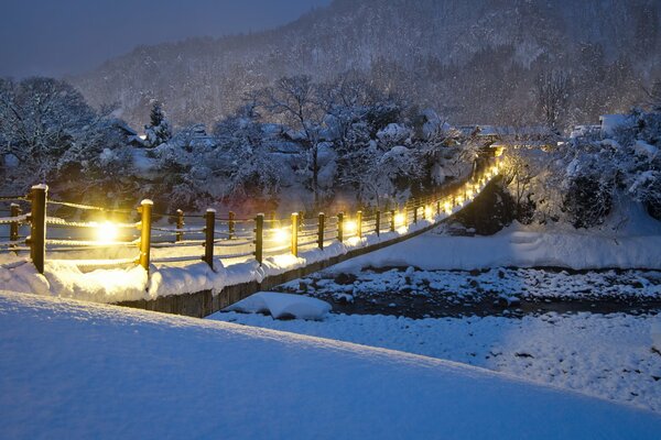 Lanterne gialle sul ponte sul fiume