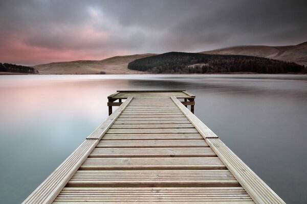 Pont sur le lac et le ciel du soir