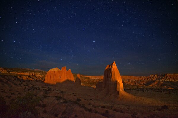 Nachtlandschaft von Wüstenschlucht und Klippen