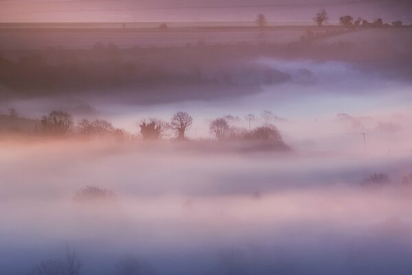 Britischer schöner Morgen mit Nebel