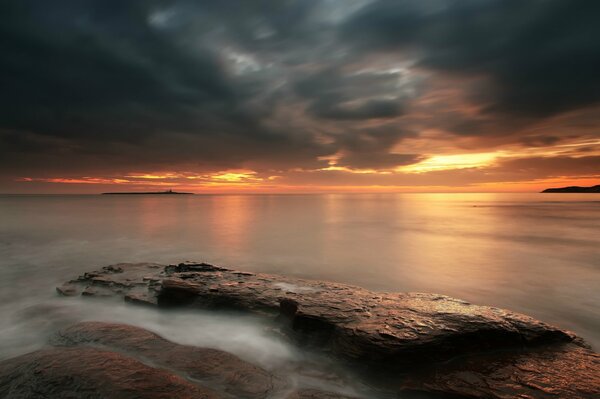 Tramonto arancione sera sul mare in calma