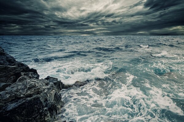 Vagues, éclaboussures dans une mer agitée