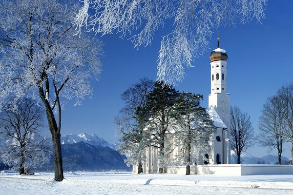 Eine einsame Kirche auf einem schneebedeckten Feld