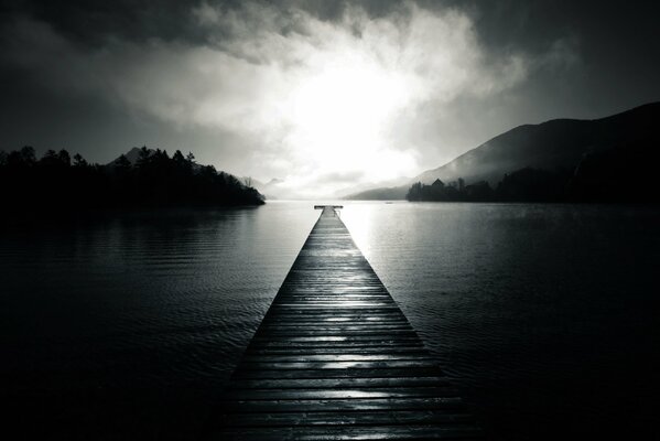 Pier am See zwischen Nebel und Bäumen