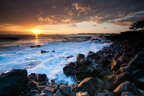 Hermosa puesta de sol en el puerto