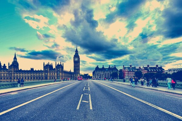 Ein Bild aus London mit Big Ben mit Menschen