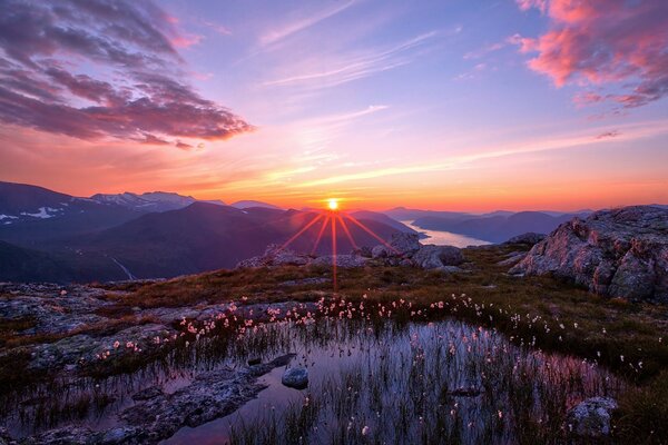 Landschaft in der Sonne bei Sonnenuntergang