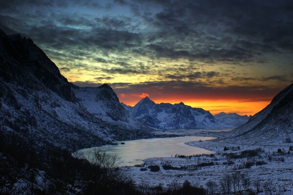 Paesaggio delle montagne in inverno al tramonto