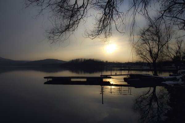 Morgendämmerung am Ufer des Wintersees