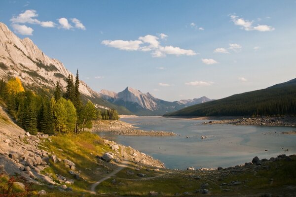 Paisaje de cuento de hadas junto al lago de montaña